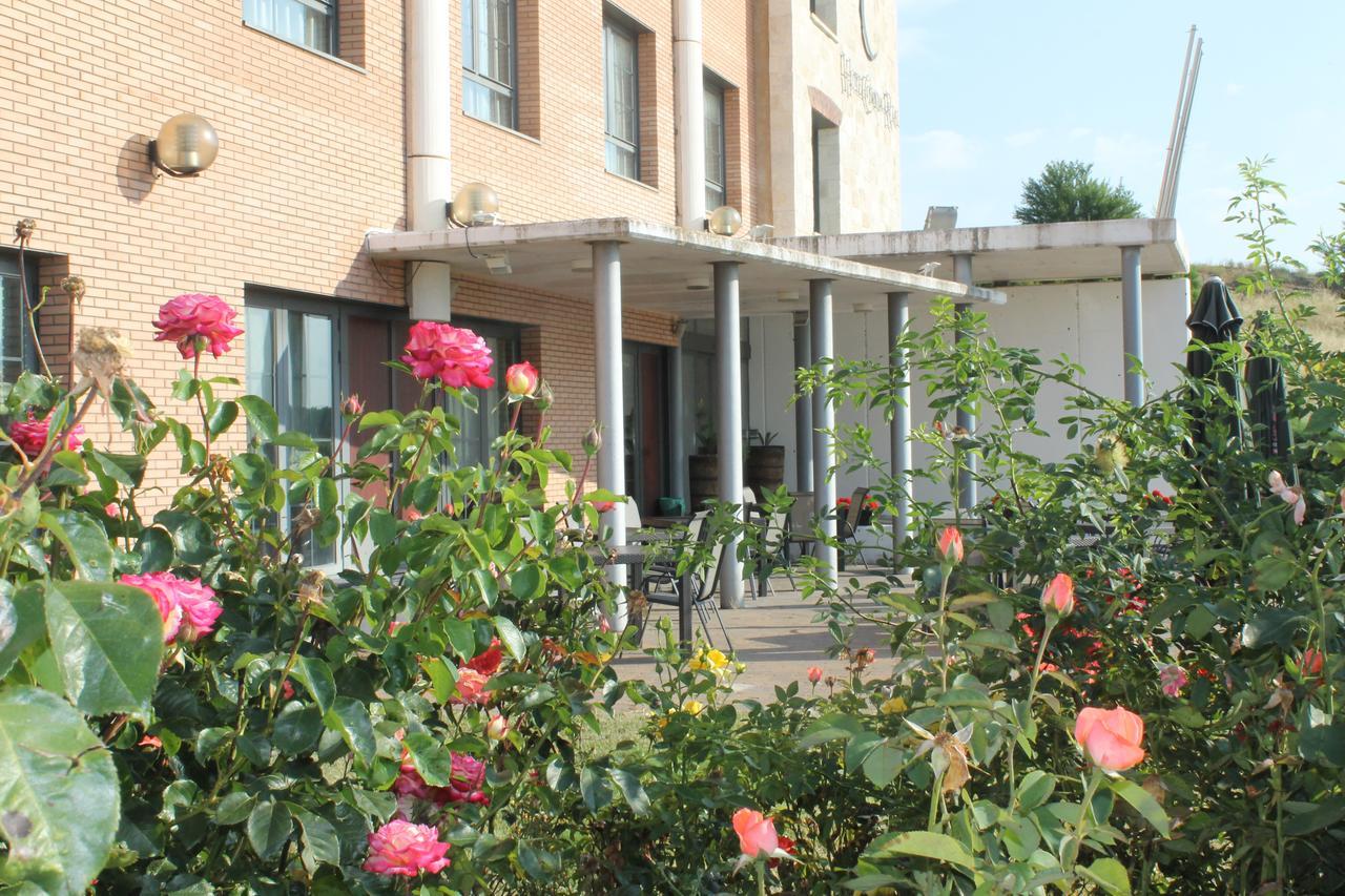 Hotel Camino Real Dueñas Exterior foto